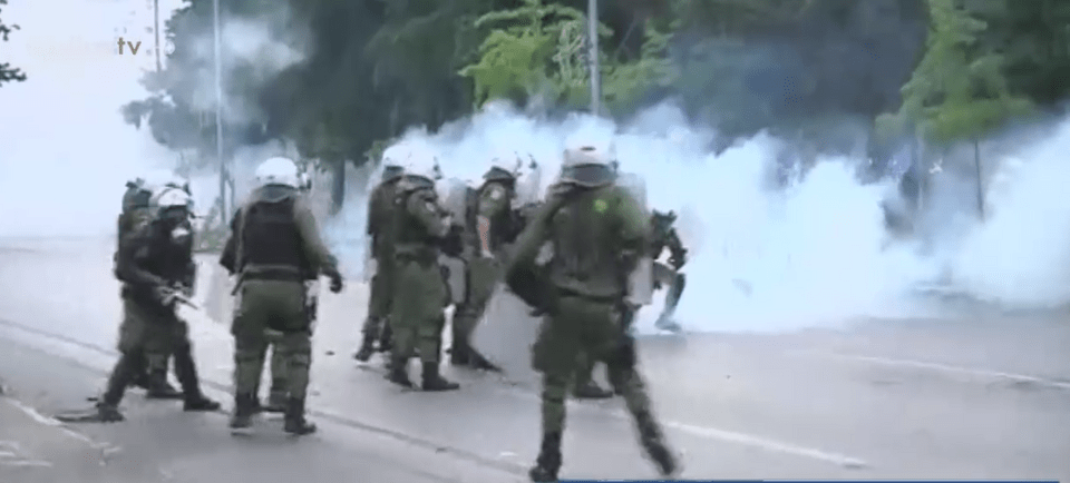 Μεγάλα επεισόδια και καταστροφές στη Θεσσαλονίκη -Στο συλλαλητήριο για τη Μακεδονία [εικόνες & βίντεο] | iefimerida.gr 16