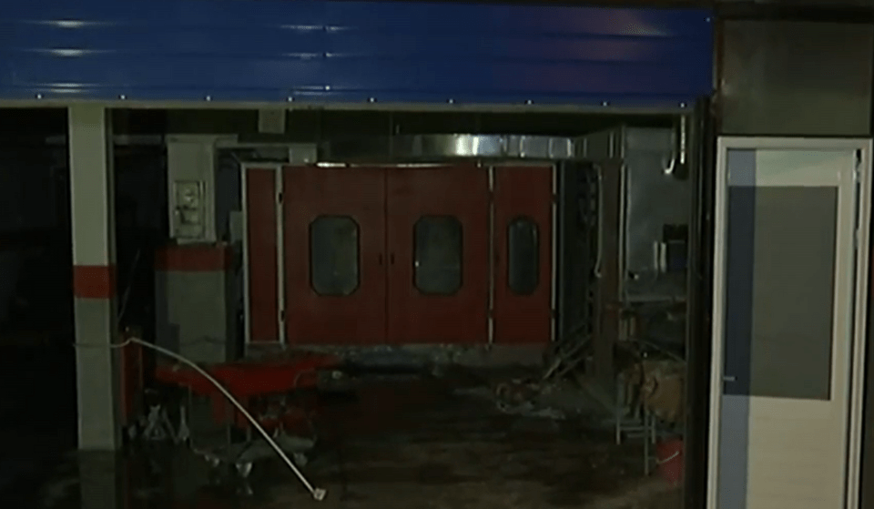 Το συνεργείο μετά την κατάσβεση της φωτιάς/Φωτογραφία: ΣΚΑΪ Tv