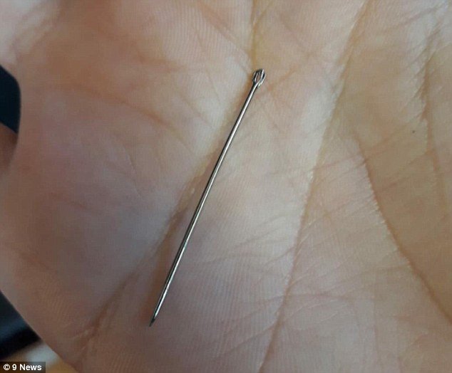 Συγκλονιστικές εικόνες: Βρήκαν καρφίτσες και βελόνες κρυμμένες σε φράουλες και μπανάνες στην Αυστραλία | iefimerida.gr 4