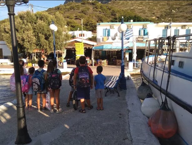 Oι μαθητές περιμένουν στο λιμάνι τη δασκάλα τους