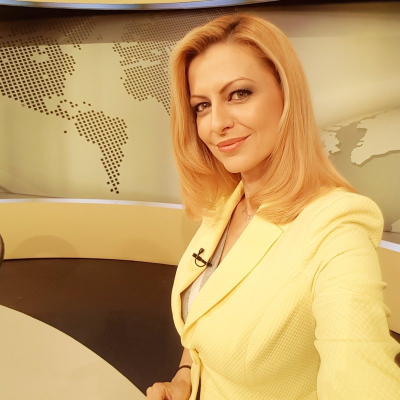 Ποια είναι η ξανθιά παρουσιάστρια της ΔΕΘ -Με στιλ Eurovision, τουαλέτα και ντεκολτέ [εικόνες] | iefimerida.gr 7