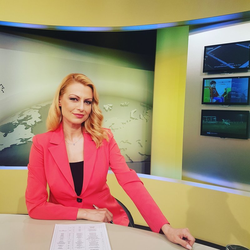 Ποια είναι η ξανθιά παρουσιάστρια της ΔΕΘ -Με στιλ Eurovision, τουαλέτα και ντεκολτέ [εικόνες] | iefimerida.gr 5