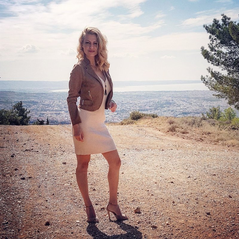 Ποια είναι η ξανθιά παρουσιάστρια της ΔΕΘ -Με στιλ Eurovision, τουαλέτα και ντεκολτέ [εικόνες] | iefimerida.gr 8