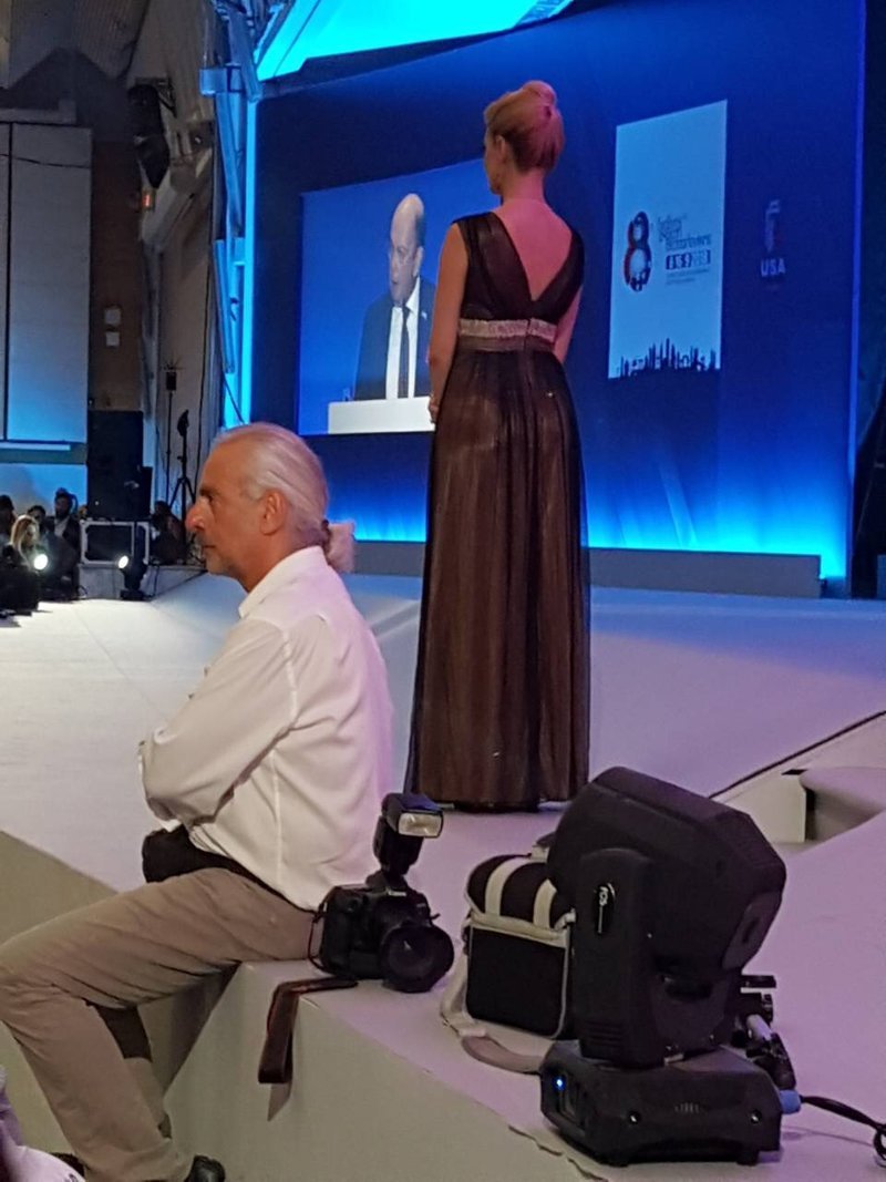 Ποια είναι η ξανθιά παρουσιάστρια της ΔΕΘ -Με στιλ Eurovision, τουαλέτα και ντεκολτέ [εικόνες] | iefimerida.gr 2