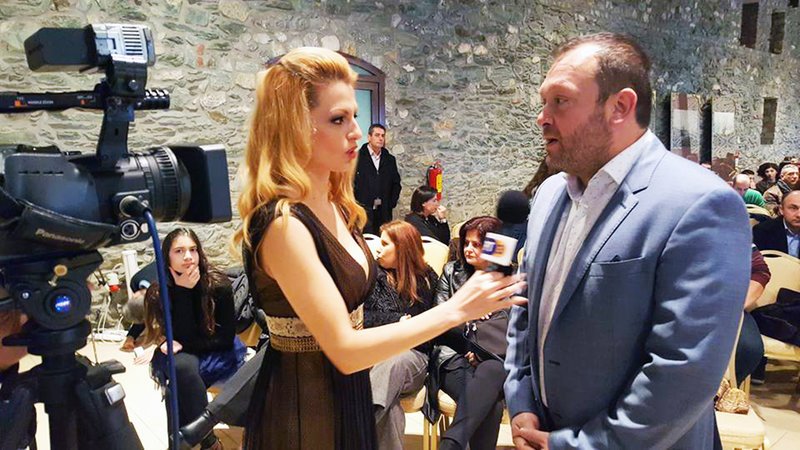 Ποια είναι η ξανθιά παρουσιάστρια της ΔΕΘ -Με στιλ Eurovision, τουαλέτα και ντεκολτέ [εικόνες] | iefimerida.gr 9