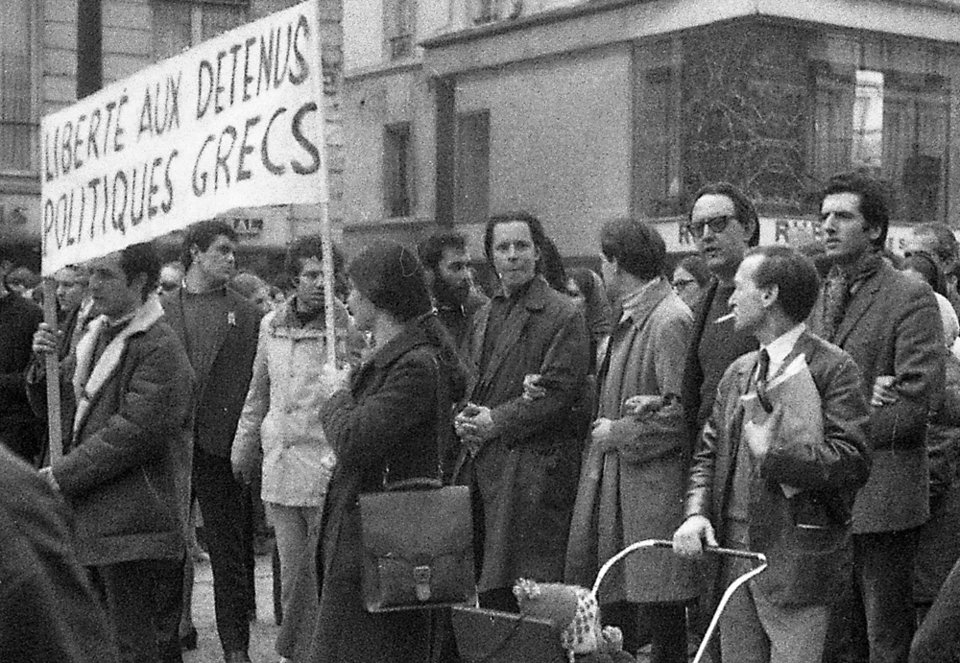 Ο Θεόδωρος Πάγκαλος σε διαδήλωση διαμαρτυρίας στο Παρίσι, για την απελευθέρωση των πολιτικών κρατουμένων στην Ελλάδα. Το πανό γράφει «Λευτεριά στους Ελληνες πολιτικούς κρατούμενους» / Φωτ.: Σίμος Τσαπνίδης, 1970