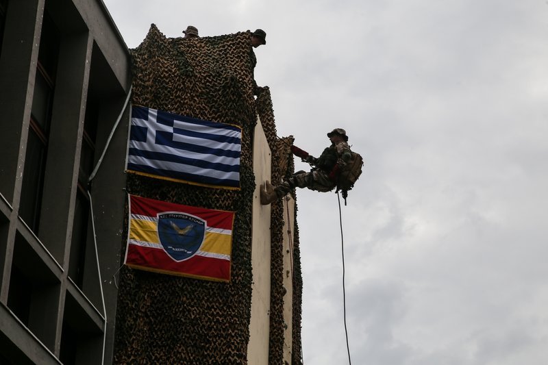 Η βόλτα του Τσίπρα στη ΔΕΘ: Σουτ, καταδρομείς, φανέλες και ρομπότ [εικόνες & βίντεο] | iefimerida.gr 8