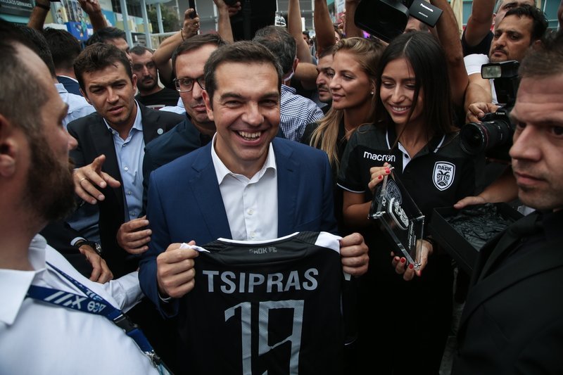 Η βόλτα του Τσίπρα στη ΔΕΘ: Σουτ, καταδρομείς, φανέλες και ρομπότ [εικόνες & βίντεο] | iefimerida.gr 6