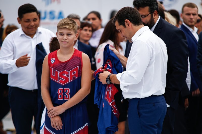 Η βόλτα του Τσίπρα στη ΔΕΘ: Σουτ, καταδρομείς, φανέλες και ρομπότ [εικόνες & βίντεο] | iefimerida.gr 7