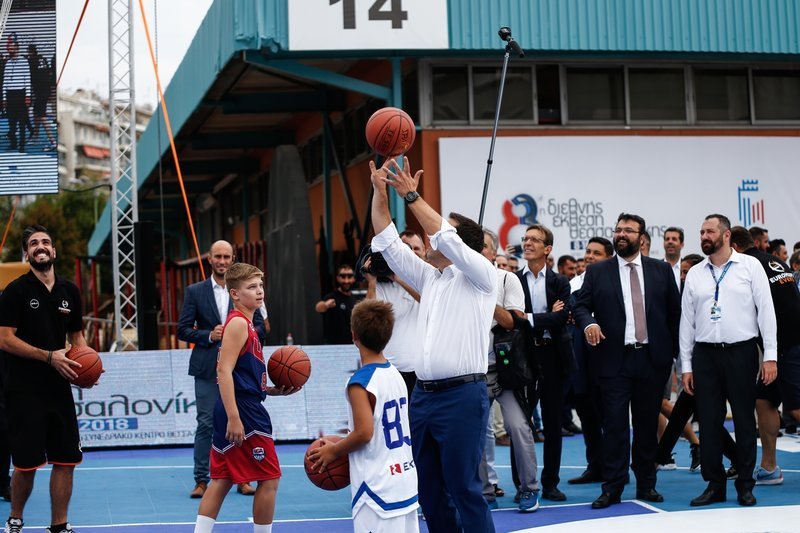 Η βόλτα του Τσίπρα στη ΔΕΘ: Σουτ, καταδρομείς, φανέλες και ρομπότ [εικόνες & βίντεο] | iefimerida.gr 0