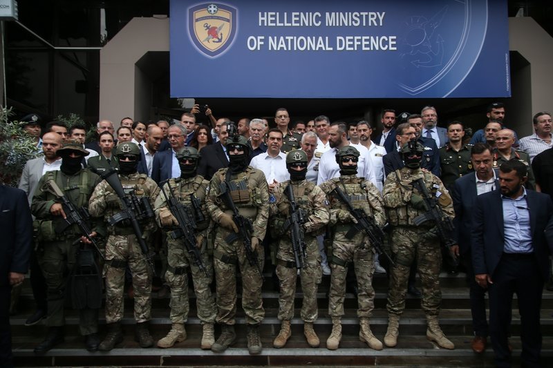 Η βόλτα του Τσίπρα στη ΔΕΘ: Σουτ, καταδρομείς, φανέλες και ρομπότ [εικόνες & βίντεο] | iefimerida.gr 9