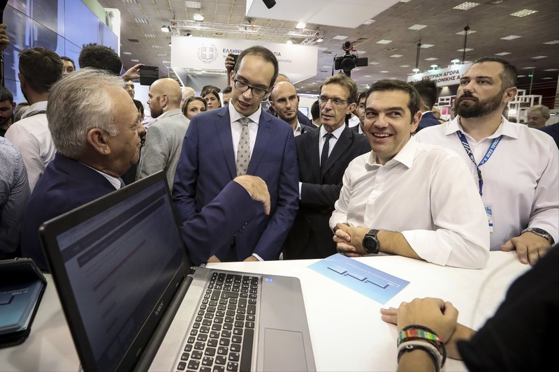 Η βόλτα του Τσίπρα στη ΔΕΘ: Σουτ, καταδρομείς, φανέλες και ρομπότ [εικόνες & βίντεο] | iefimerida.gr 10