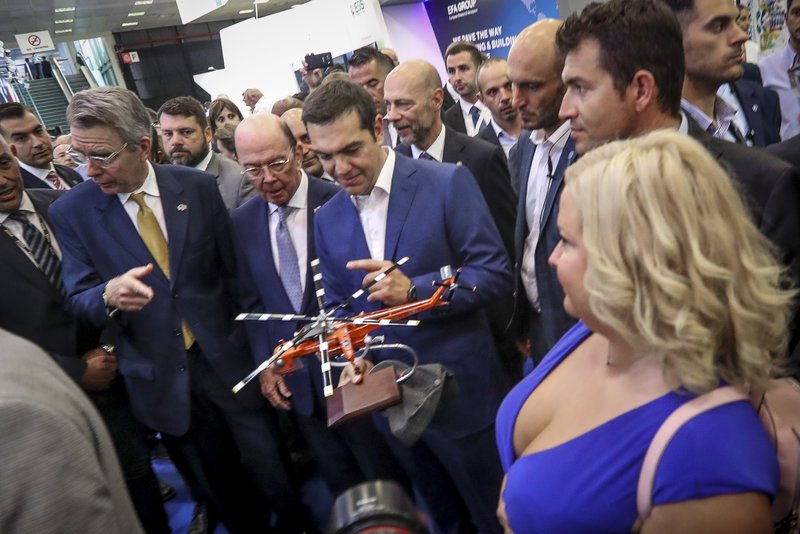 Η βόλτα του Τσίπρα στη ΔΕΘ: Σουτ, καταδρομείς, φανέλες και ρομπότ [εικόνες & βίντεο] | iefimerida.gr 5