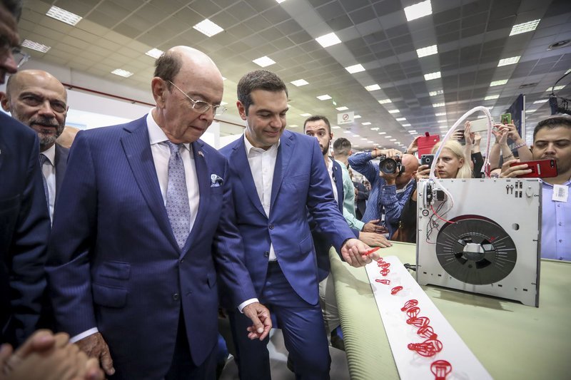 Η βόλτα του Τσίπρα στη ΔΕΘ: Σουτ, καταδρομείς, φανέλες και ρομπότ [εικόνες & βίντεο] | iefimerida.gr 4