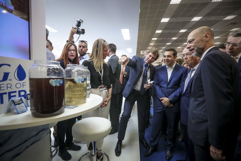 Η βόλτα του Τσίπρα στη ΔΕΘ: Σουτ, καταδρομείς, φανέλες και ρομπότ [εικόνες & βίντεο] | iefimerida.gr 3