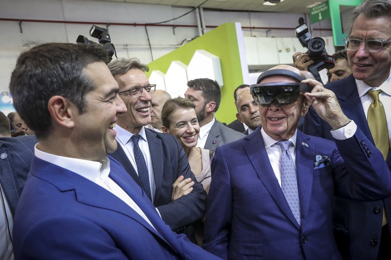 Η βόλτα του Τσίπρα στη ΔΕΘ: Σουτ, καταδρομείς, φανέλες και ρομπότ [εικόνες & βίντεο] | iefimerida.gr 2