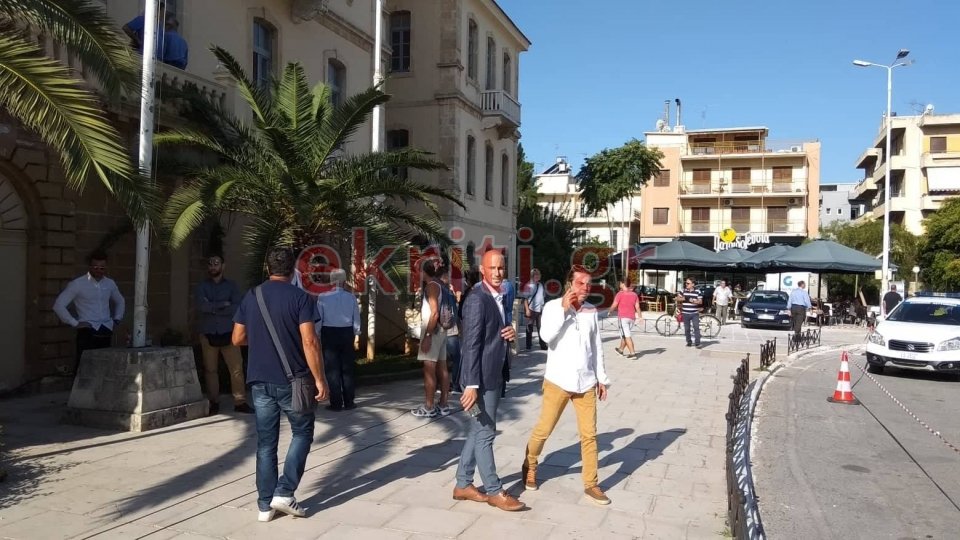 Μικροεπεισόδιο στα Χανιά λίγο πριν την άφιξη Τσίπρα -Ντόπιοι με πλακάτ «είσαι ανεπιθύμητος» [εικόνες & βίντεο]   | iefimerida.gr 0