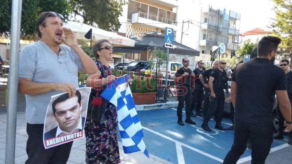 Μικροεπεισόδιο στα Χανιά λίγο πριν την άφιξη Τσίπρα -Ντόπιοι με πλακάτ «είσαι ανεπιθύμητος» [εικόνες & βίντεο]   | iefimerida.gr 1