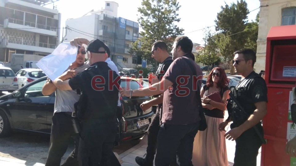 Μικροεπεισόδιο στα Χανιά λίγο πριν την άφιξη Τσίπρα -Ντόπιοι με πλακάτ «είσαι ανεπιθύμητος» [εικόνες & βίντεο]   | iefimerida.gr 2
