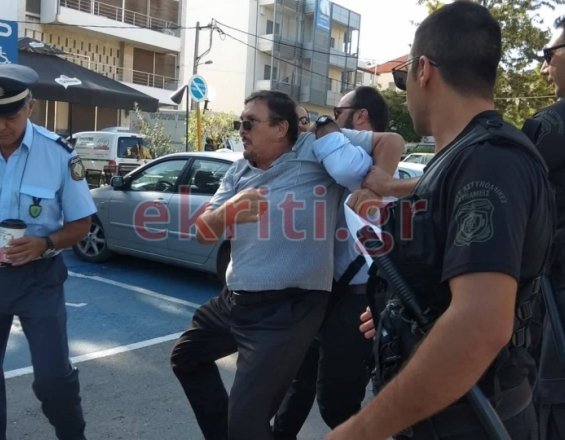 Μικροεπεισόδιο στα Χανιά λίγο πριν την άφιξη Τσίπρα -Ντόπιοι με πλακάτ «είσαι ανεπιθύμητος» [εικόνες & βίντεο]   | iefimerida.gr 3