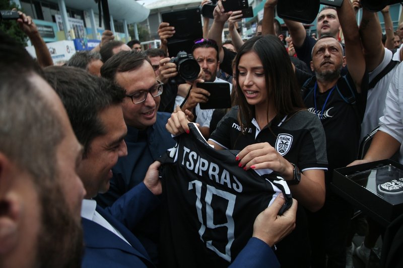 Το παράπονο του Τσίπρα από τον ΠΑΟΚ -Το δώρο που του έκαναν στο περίπτερο της ομάδας [εικόνα] | iefimerida.gr 0