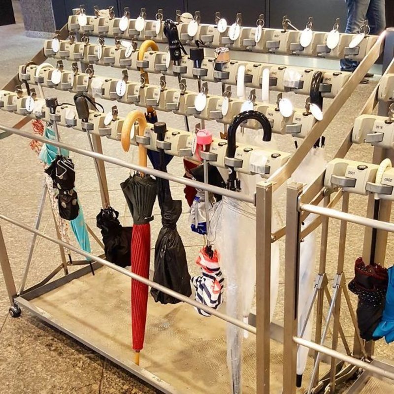 Μία ακόμη σπουδαία ιαπωνική εφεύρεση: Κλειδαριές για ομπρέλες. Έτσι, δεν χρειάζεται να τις μεταφέρετε μέσα σε ένα κτίριο και κανείς δεν θα πάρει τη δική σας. Φωτογραφία: monikakuelsheimer