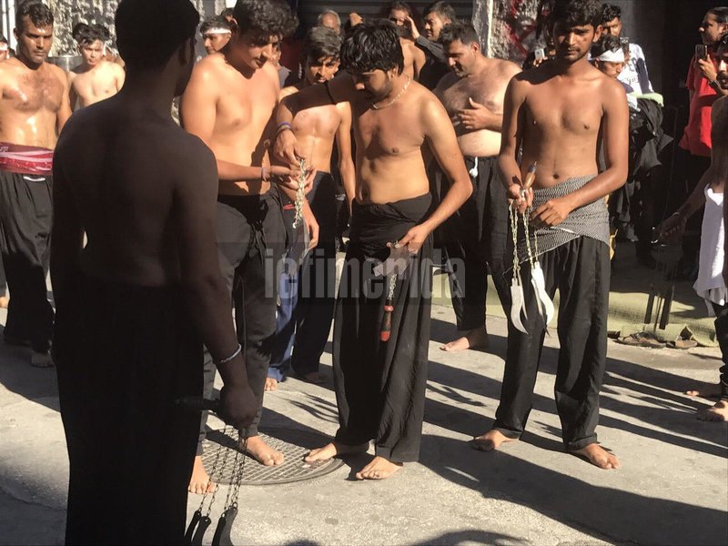 Εκατοντάδες σιίτες μουσουλμάνοι αυτομαστιγώνονται στον Πειραιά -Για να γιορτάσουν την Ασούρα [εικόνες & βίντεο] | iefimerida.gr 7