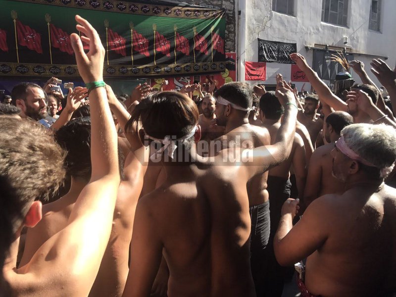 Εκατοντάδες σιίτες μουσουλμάνοι αυτομαστιγώνονται στον Πειραιά -Για να γιορτάσουν την Ασούρα [εικόνες & βίντεο] | iefimerida.gr 18