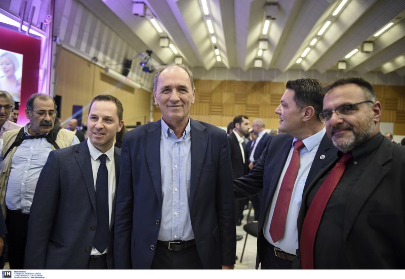 Χαμογελαστός ο Γιώργος Σταθάκης