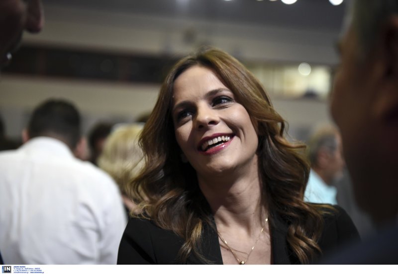 Χαμογελαστή η υπουργός Εργασίας Εφη Αχτσιόγλου