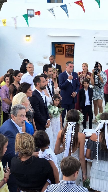 Γάμος Τανιμανίδη-Μπόμπα: Σούπερ σέξι κουμπάρα με διάφανο φόρεμα η Μαρίνα Βερνίκου [εικόνες] | iefimerida.gr 1