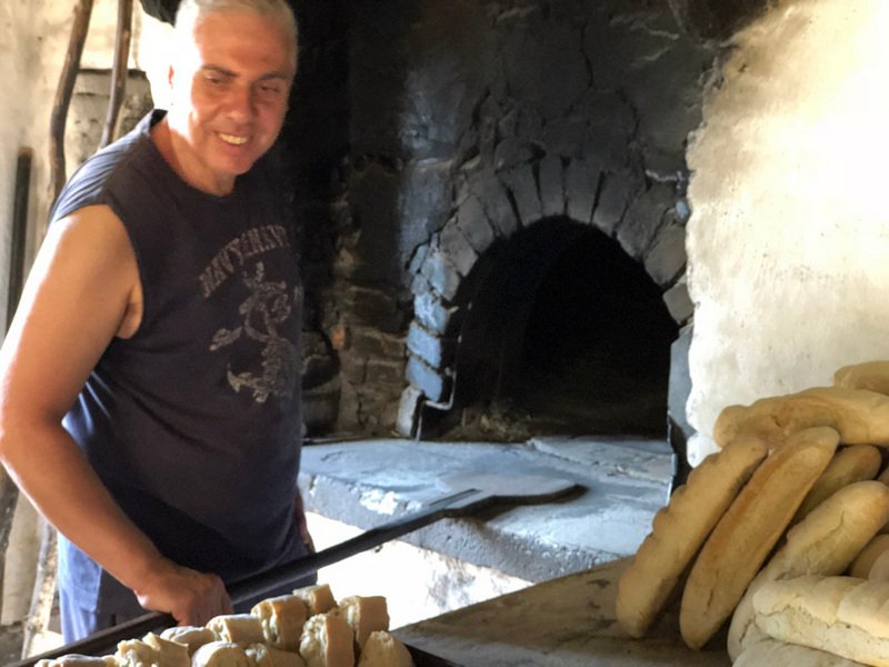 «Τα ψωμιά παίρνουν την γεύση του ξύλου, καθώς ψήνονται. λέει ο Αριστείδης Ζαφειρόπουλος