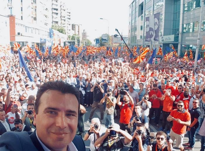 O Ζόραν ανήρτησε στο Twitter μια selfie με φόντο τη συγκέντρωση υπέρ του ΝΑΙ στα Σκόπια (Φωτογραφία: Twitter/Zoran Zaev)