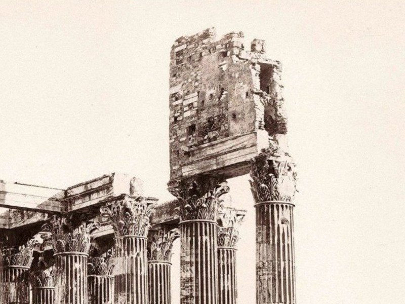 Η λεπτομέρεια από την καλύβα στην κορυφή των στυλών