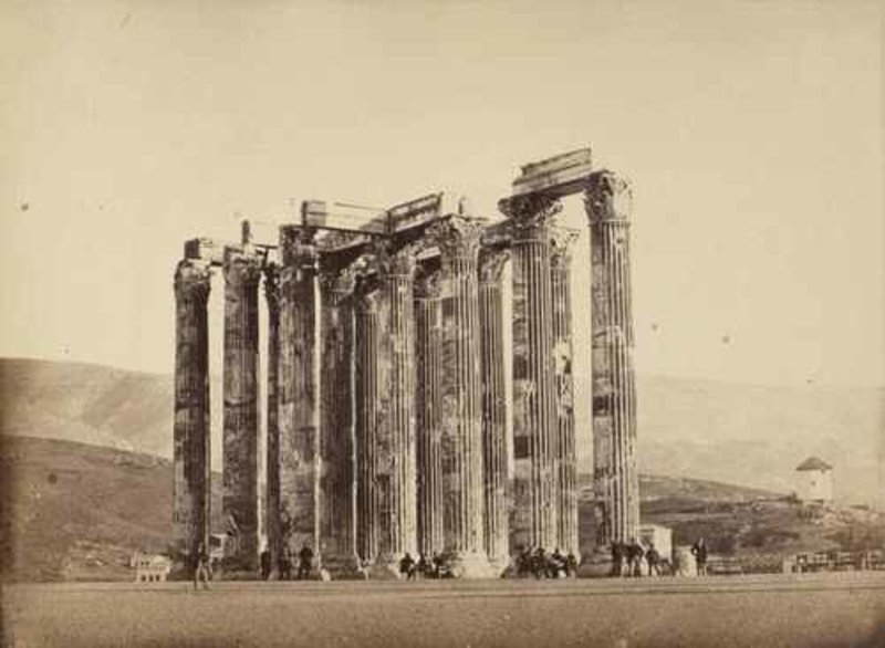 Η σχεδόν πανομοιότυπη φωτογραφία χωρίς την καλύβα στην κορυφή των στυλών