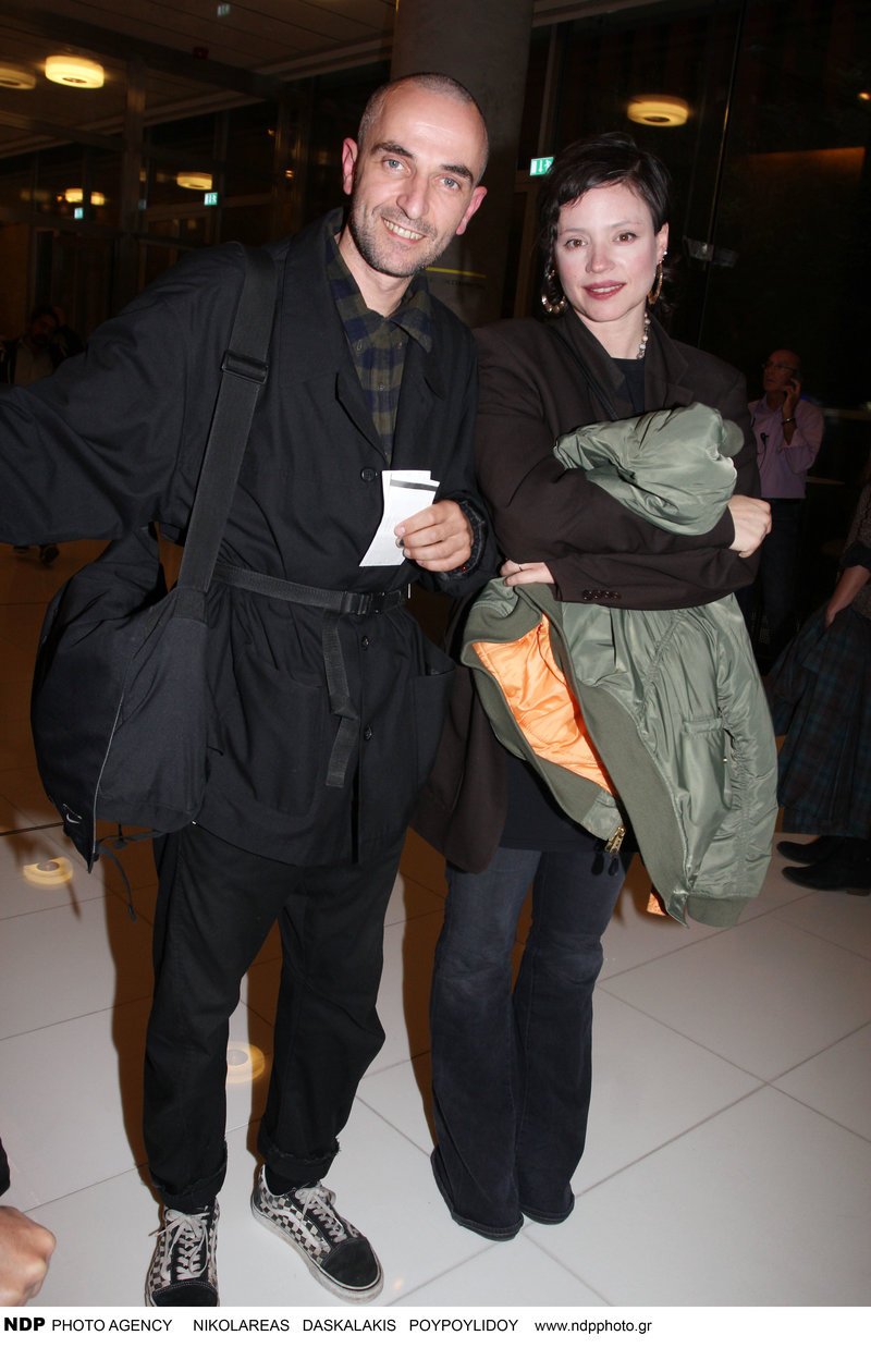 Σπάνια δημόσια εμφάνιση του Αρη Σερβετάλη με τη σύζυγό του -Με νέο λουκ και οι δύο [εικόνες] | iefimerida.gr 0