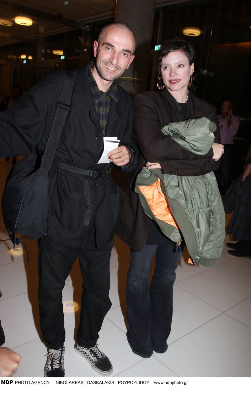 Σπάνια δημόσια εμφάνιση του Αρη Σερβετάλη με τη σύζυγό του -Με νέο λουκ και οι δύο [εικόνες] | iefimerida.gr 1