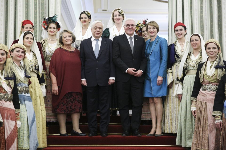 Η αναμνηστική φωτογραφία Παυλόπουλου-Σταϊνμάγερ μετά των συζύγων -Φωτογραφία: George Vitsaras / SOOC