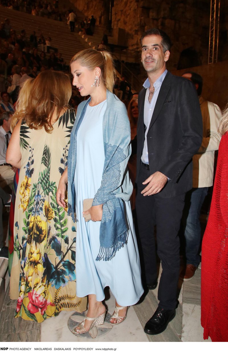 Η Σία Κοσιώνη με ένα φόρεμα στο χρώμα των ματιών της κέντρισε τα βλέμματα στο Ηρώδειο [εικόνες] | iefimerida.gr 0