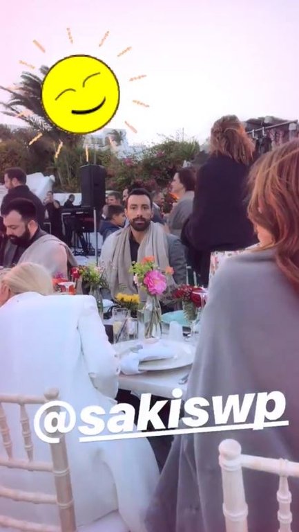 Γάμος Οικονομάκου: Τυλιγμένοι με κουβέρτες οι καλεσμένοι -Πάνω από τα εντυπωσιακά φορέματα [εικόνες] | iefimerida.gr 0