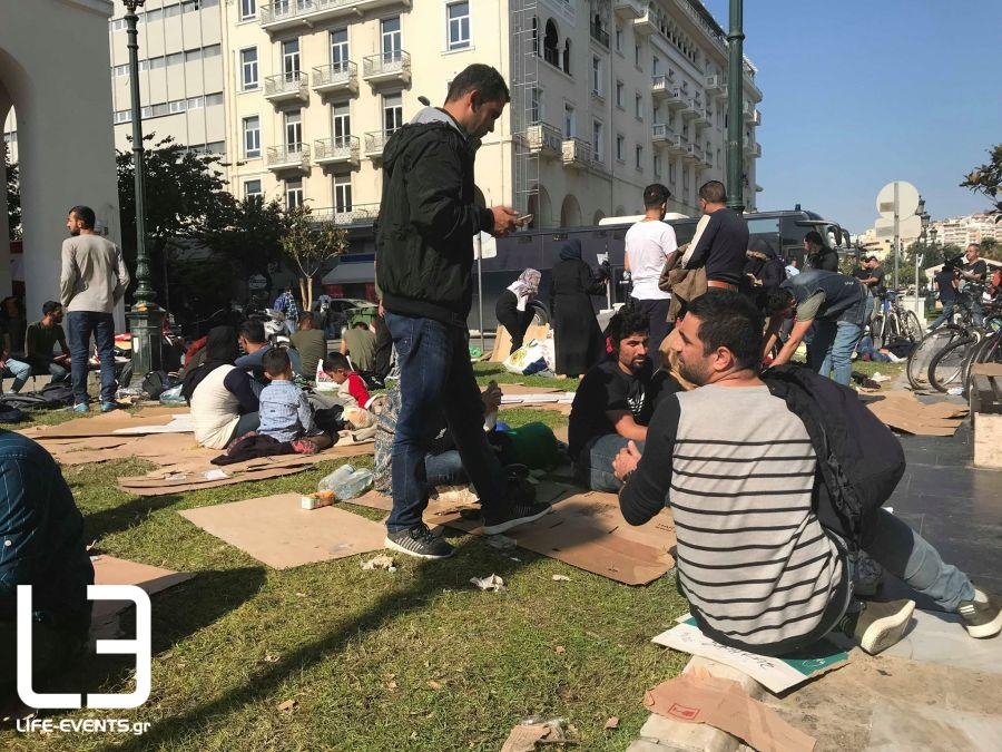 Πλατεία Αριστοτέλους: Οι μετανάστες αρνούνται να μπουν στα λεωφορεία για να φύγουν [εικόνες] | iefimerida.gr 4