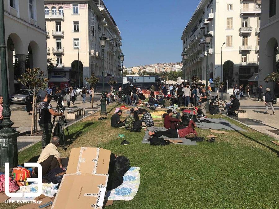 Πλατεία Αριστοτέλους: Οι μετανάστες αρνούνται να μπουν στα λεωφορεία για να φύγουν [εικόνες] | iefimerida.gr 3