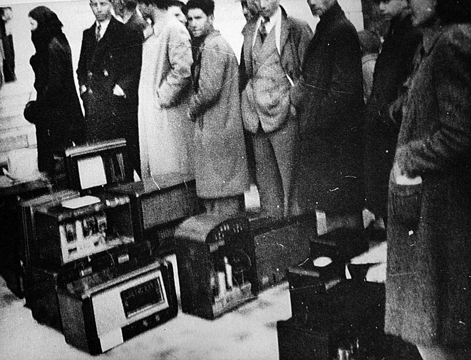 Έλληνες παραδίδουν στην γερμανική υπηρεσία του στρατού κατοχής, τα ραδιόφωνά τους για σφράγισμα.