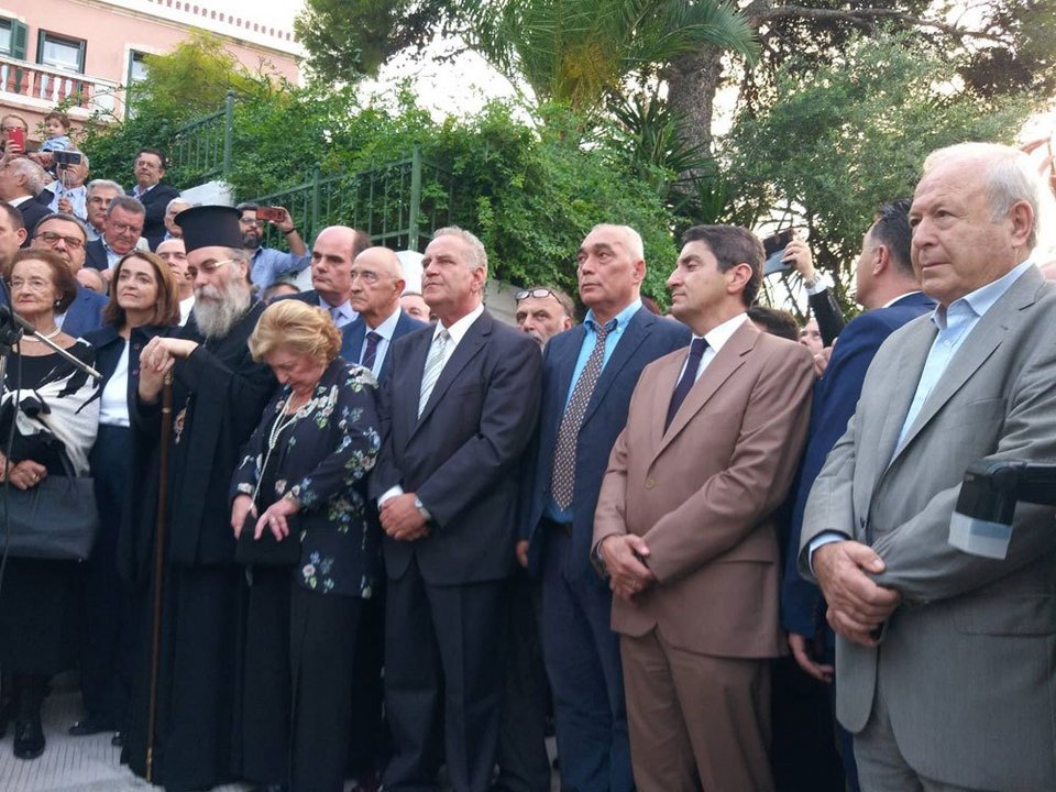 Μια αμπελιτσιά φύτεψε στη μνήμη του πρώην πρωθυπουργού η οικογένεια Μητσοτάκη [εικόνες] | iefimerida.gr 12