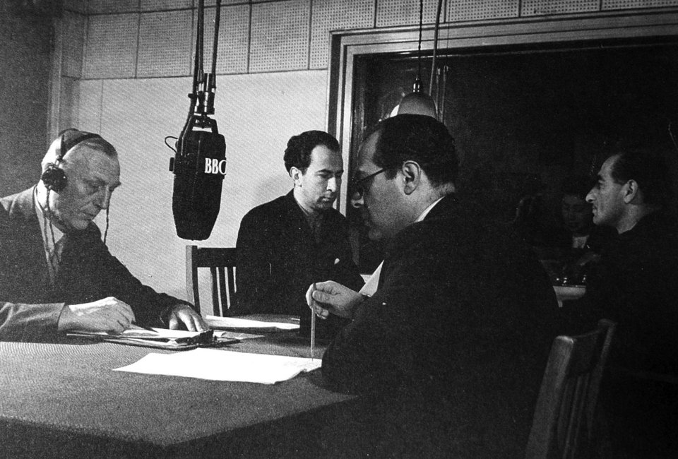 Αναμετάδοση ειδήσεων, από την ελληνική υπηρεσία του BBC. Εικονίζονται από αριστερά: Gordon Mate, Παναγιώτης Καλλίνικος, Έκτωρ Τέμπρος και Βρασίδας Καπερνάρος.