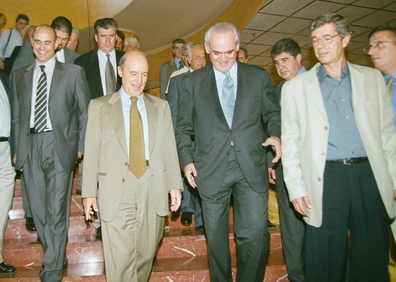 Ο Αντώνης Κοτσακάς (δεξιά) δίπλα στον Ακη Τσοχατζόπουλο (μέση) στο συνέδριο του ΠΑΣΟΚ το 2001 -Φωτογραφία: Eurokinissi/ΧΡΗΣΤΟΣ ΜΠΟΝΗΣ