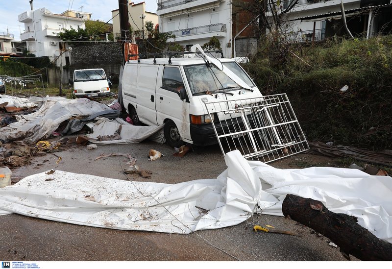 Οι θυελλώδεις άνεμοι σάρωσαν τα πάντα στο πέρασμά τους