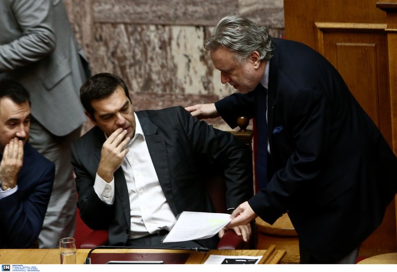 Το παρασκήνιο του αγιασμού στη Βουλή: Οι selfies, οι καλοντυμένες βουλευτίνες, τα πηγαδάκια και οι αλλαγές θέσεων [εικόνες] | iefimerida.gr 8