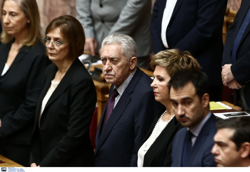 Το παρασκήνιο του αγιασμού στη Βουλή: Οι selfies, οι καλοντυμένες βουλευτίνες, τα πηγαδάκια και οι αλλαγές θέσεων [εικόνες] | iefimerida.gr 4