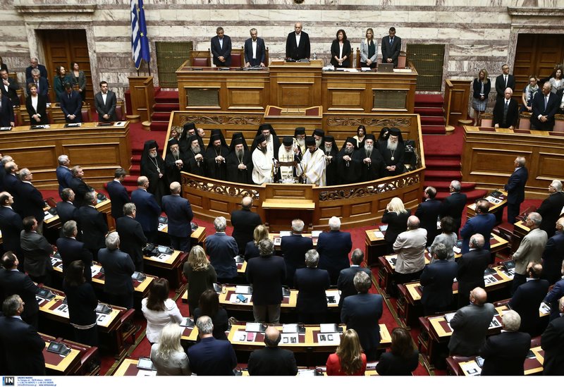 Το παρασκήνιο του αγιασμού στη Βουλή: Οι selfies, οι καλοντυμένες βουλευτίνες, τα πηγαδάκια και οι αλλαγές θέσεων [εικόνες] | iefimerida.gr 45